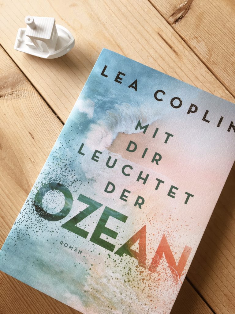 Read more about the article [Rezension] Mit dir leuchtet der Ozean – Lea Coplin