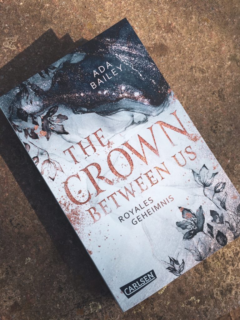 Read more about the article [Rezension] The Crown Between Us – Royales Geheimnis – Ada Bailey