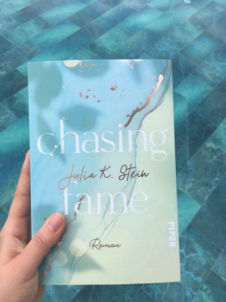 Read more about the article [Rezension] Chasing Fame – Julia K. Stein